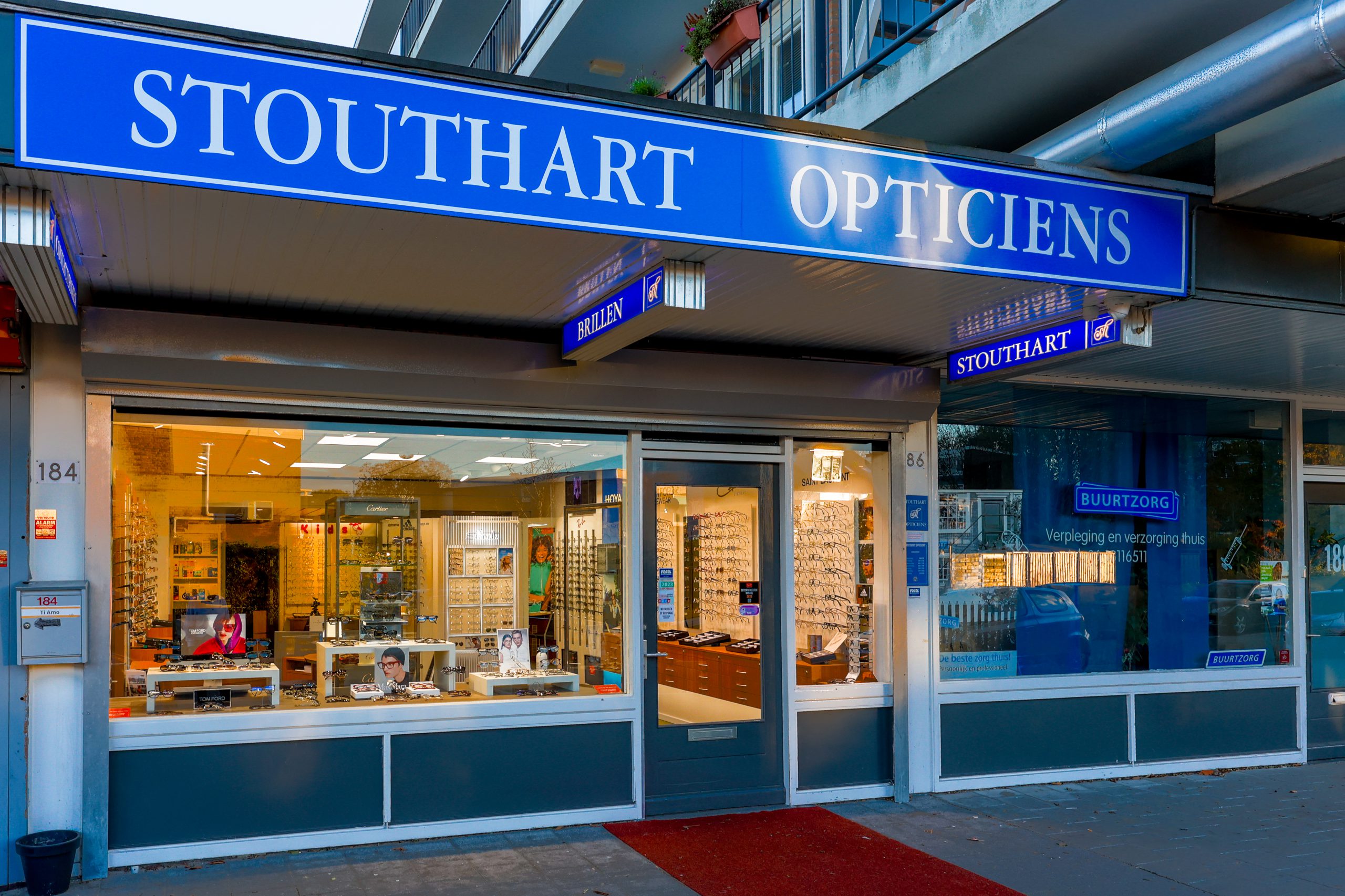 Vooraanzicht winkel Stouthart Opticiens in Rotterdam-zuid. Zenostraat.