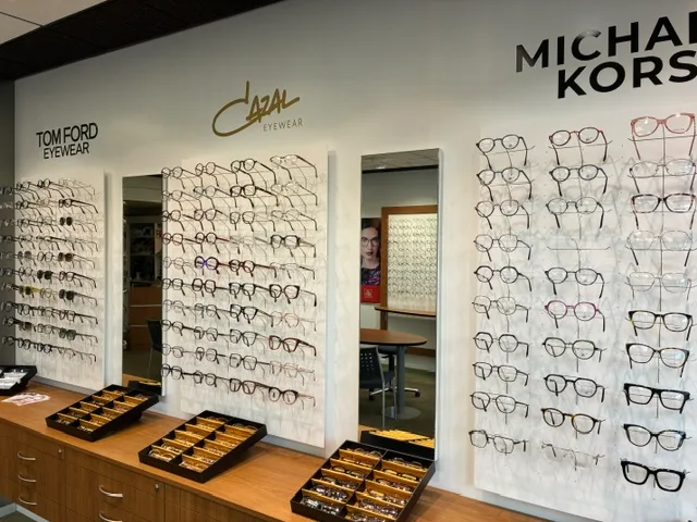 Monturenwand met topmerken in de winkel